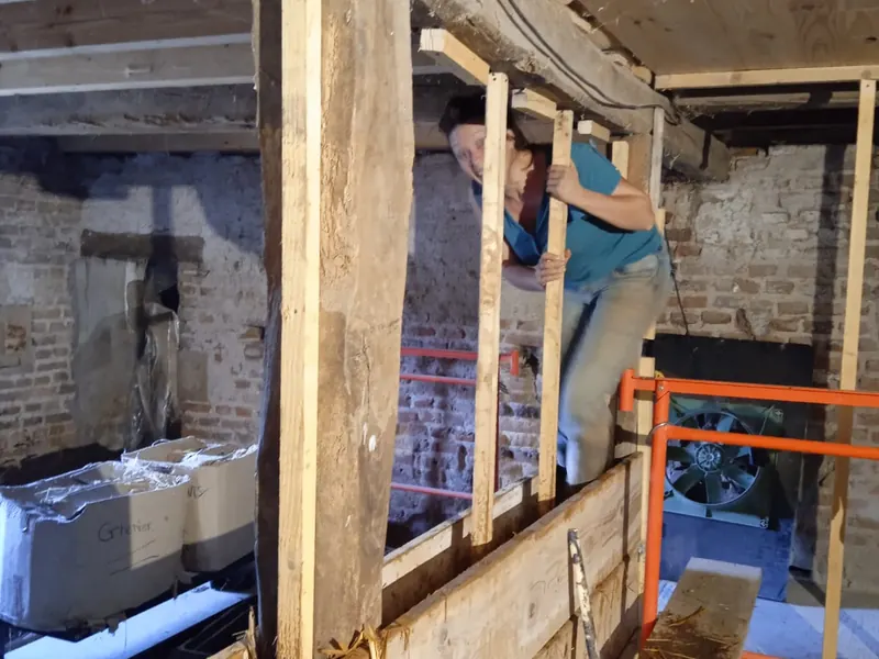 Le séchoir en terre-paille en cours de construction